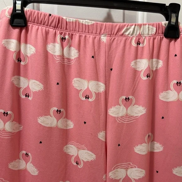 Charming Pink Swan Print Capri Pajama Set Soft - Picture 6 of 7